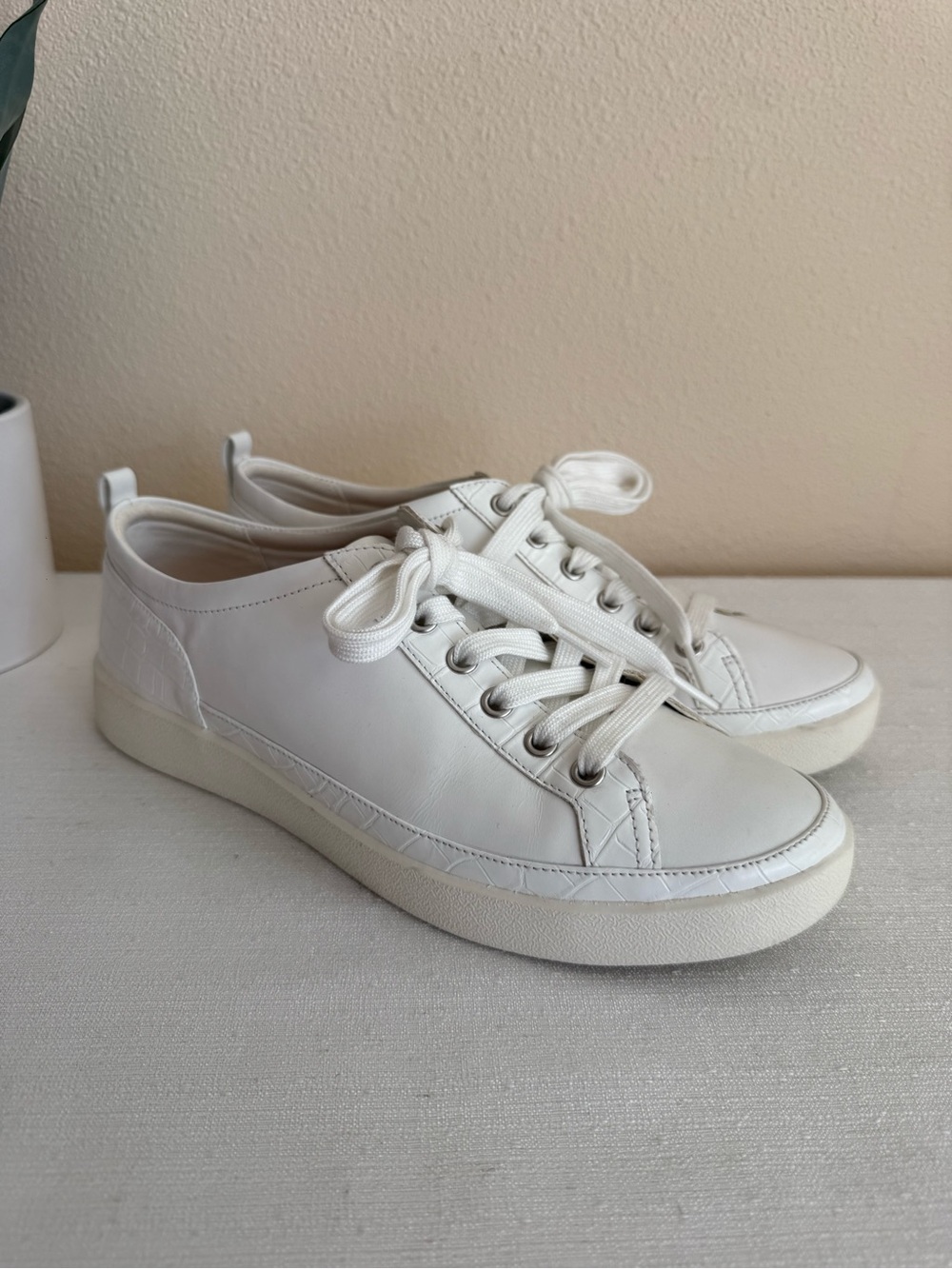 Vionic Winny Women's White Low-Top Leather Casual Sneakers